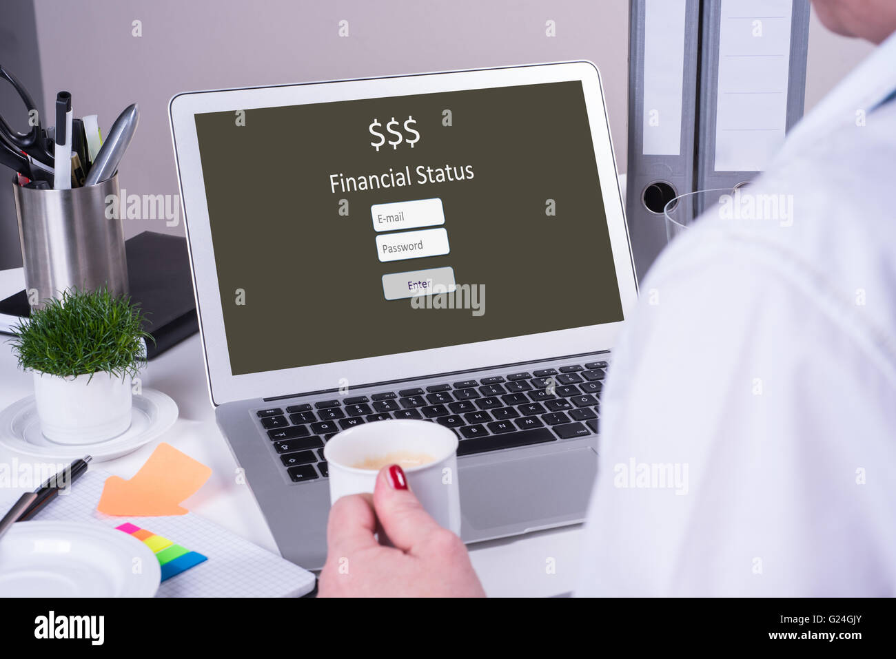 Donna che guarda sul computer con lo stato finanziario Foto Stock