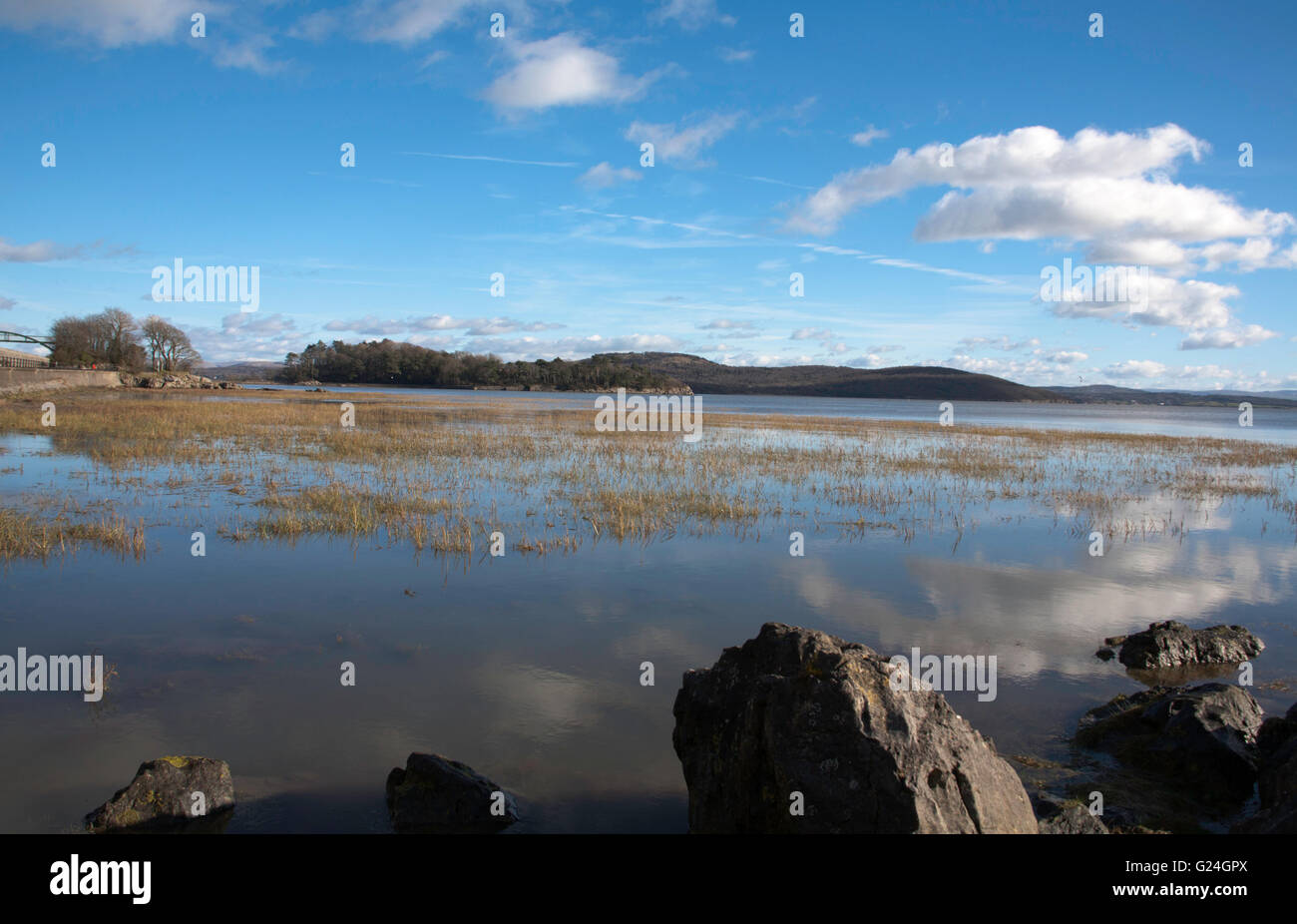 L'estuario del fiume Kent Holme Isola Grange-over-Sands Arnside Knott in distanza Morecambe Bay Cumbria Inghilterra England Foto Stock