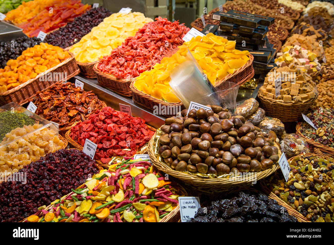 Un assortimento di frutta secca e noci in vendita presso La Boqueria, Barcellona, Spagna Foto Stock
