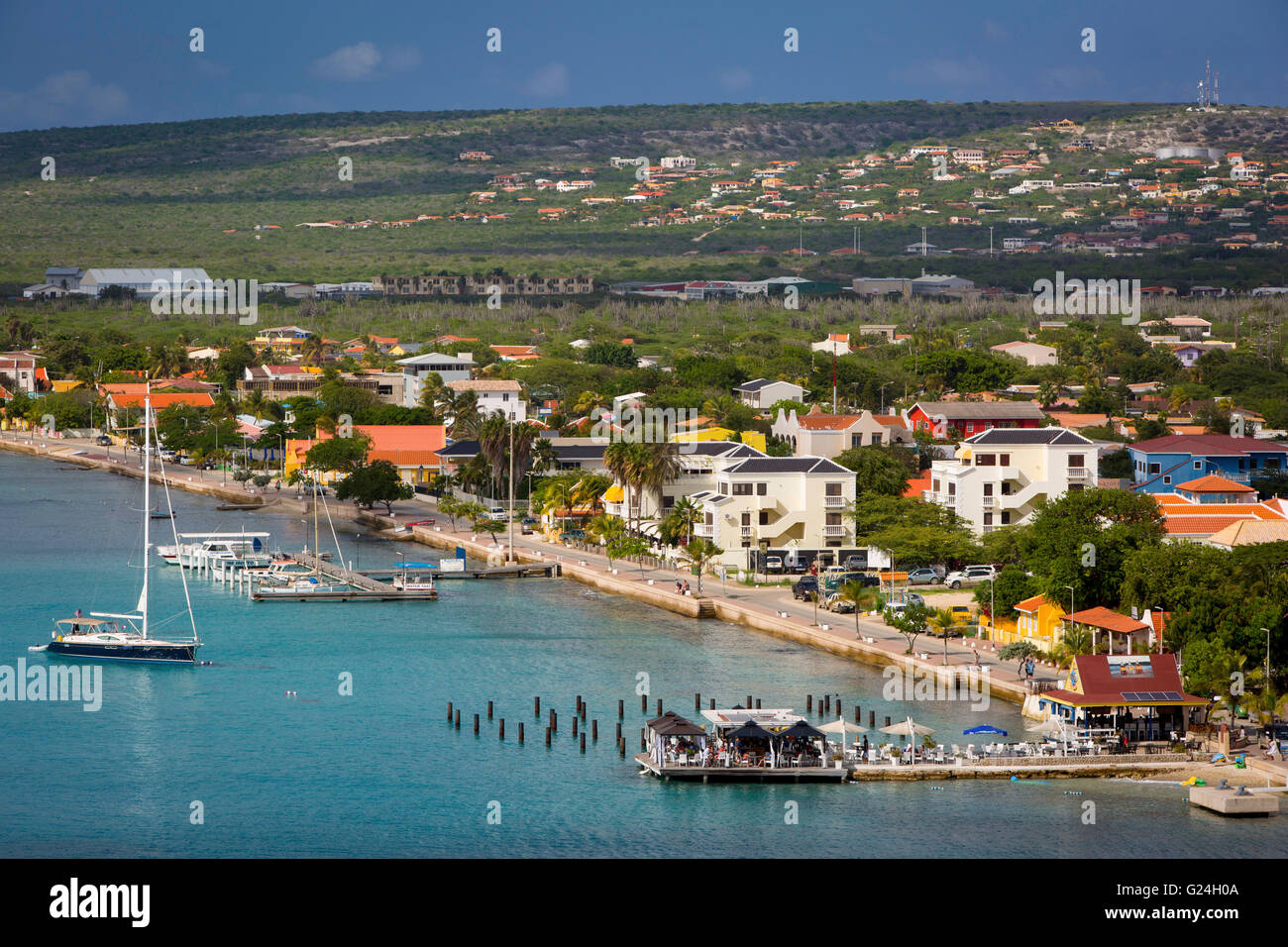 Barche a vela e la città di Kralendijk sull'isola caraibica di Bonaire, Antille Foto Stock