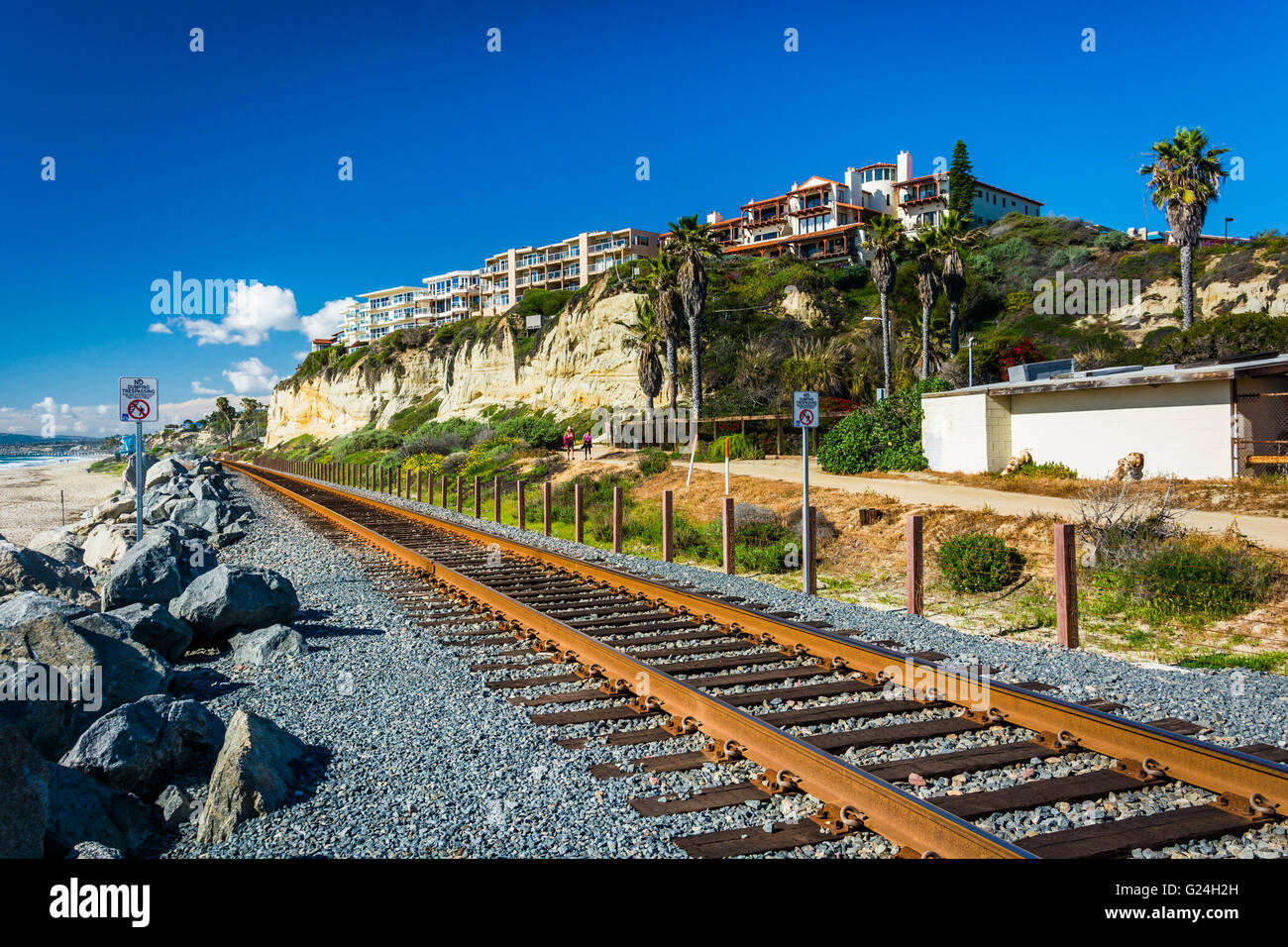 I binari della ferrovia lungo la spiaggia di San Clemente, California. Foto Stock