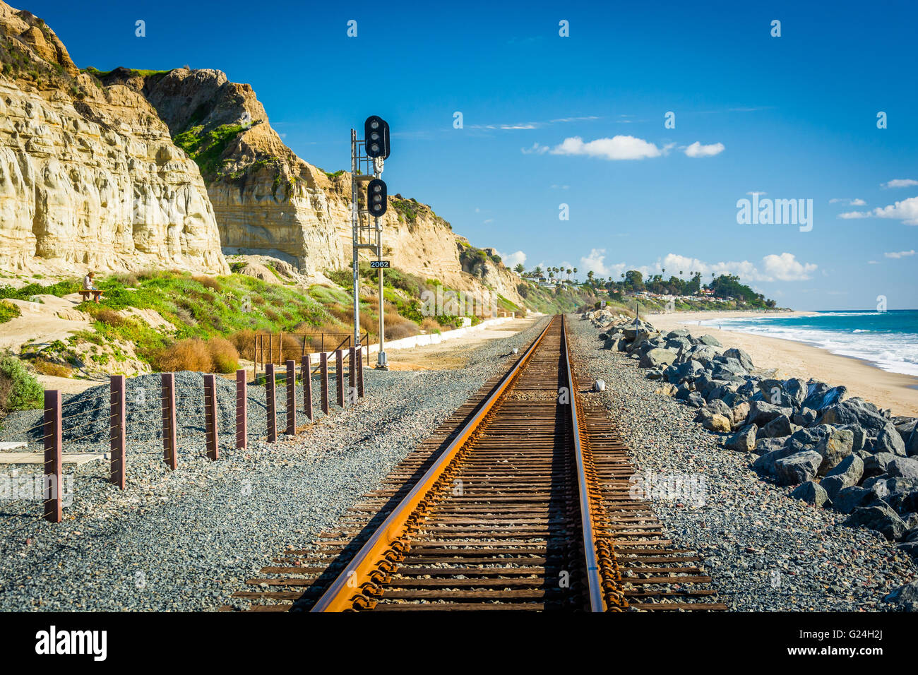 I binari della ferrovia lungo la spiaggia di San Clemente, California. Foto Stock