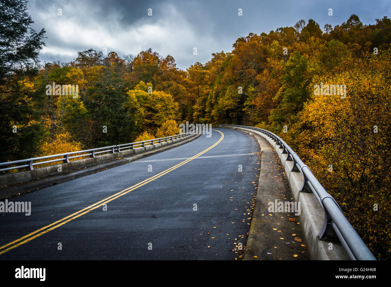 Colore di autunno e ponte sul Blue Ridge Parkway nella Carolina del Nord. Foto Stock
