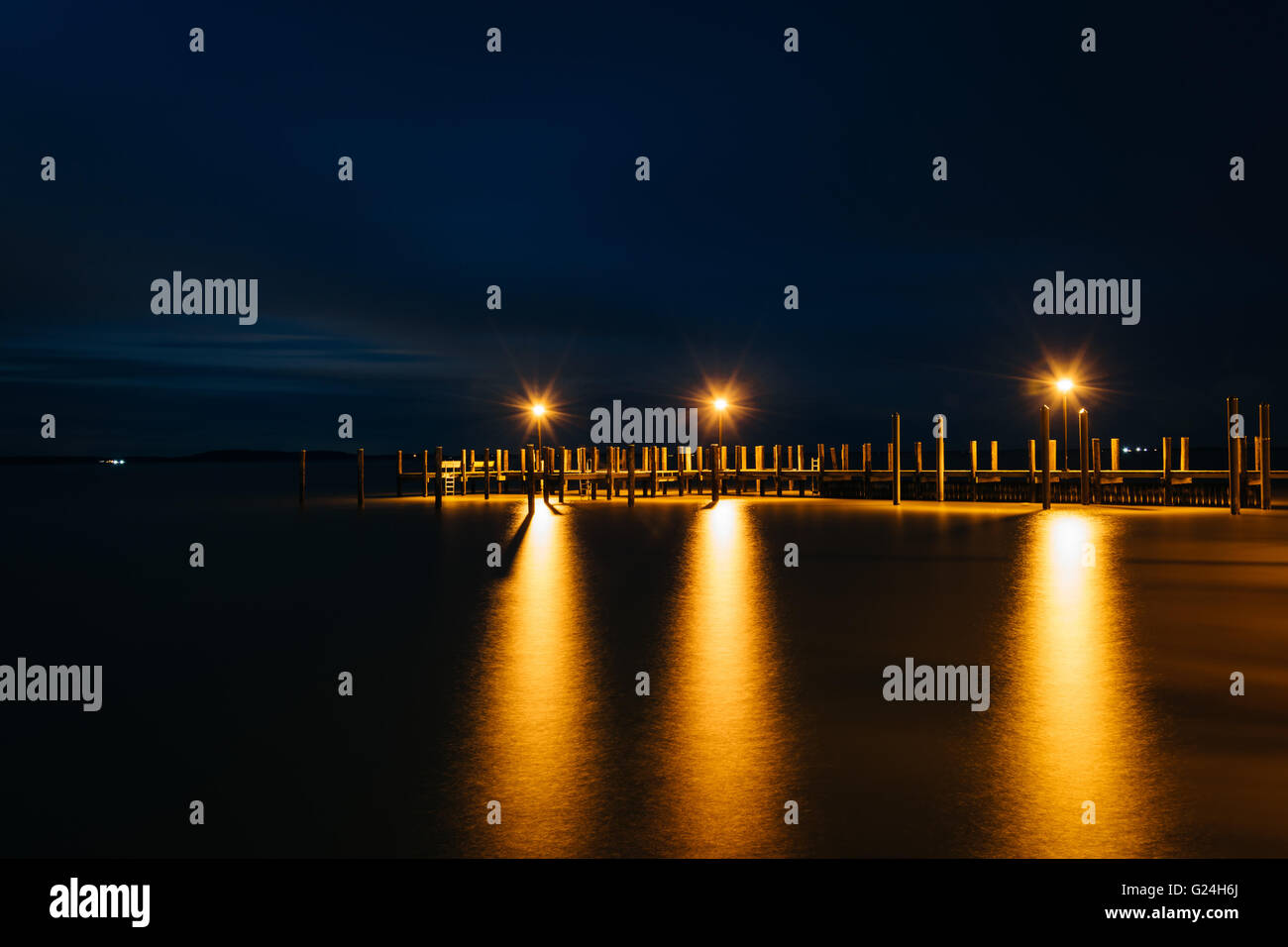 Pier il Chesapeake Bay di notte, in Havre De Grace, Maryland. Foto Stock
