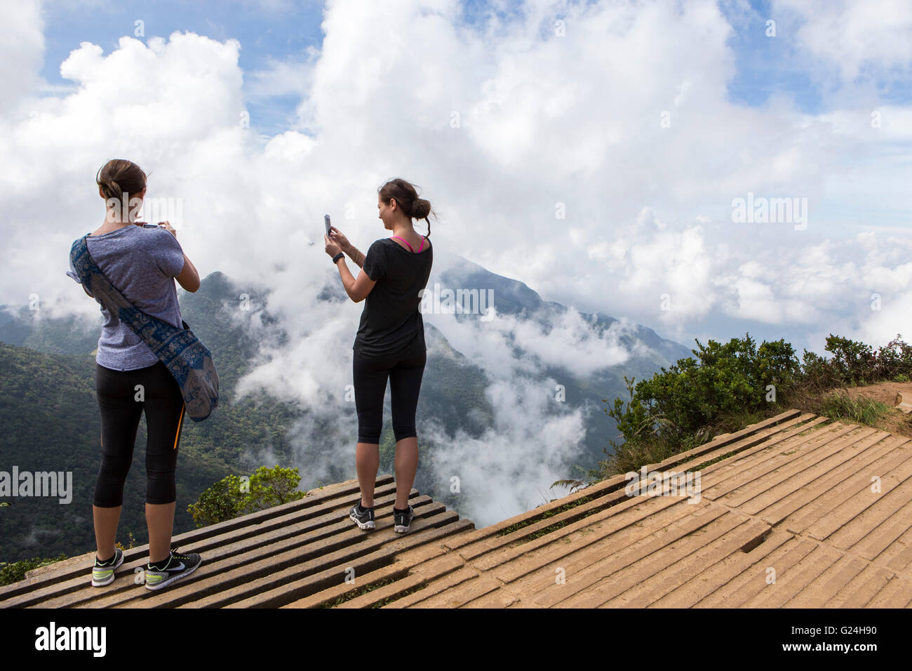 I turisti scattare foto alla fine del mondo che si trova a Horton Plains Parco Nazionale di Nuwara Eliya, Sri Lanka Foto Stock