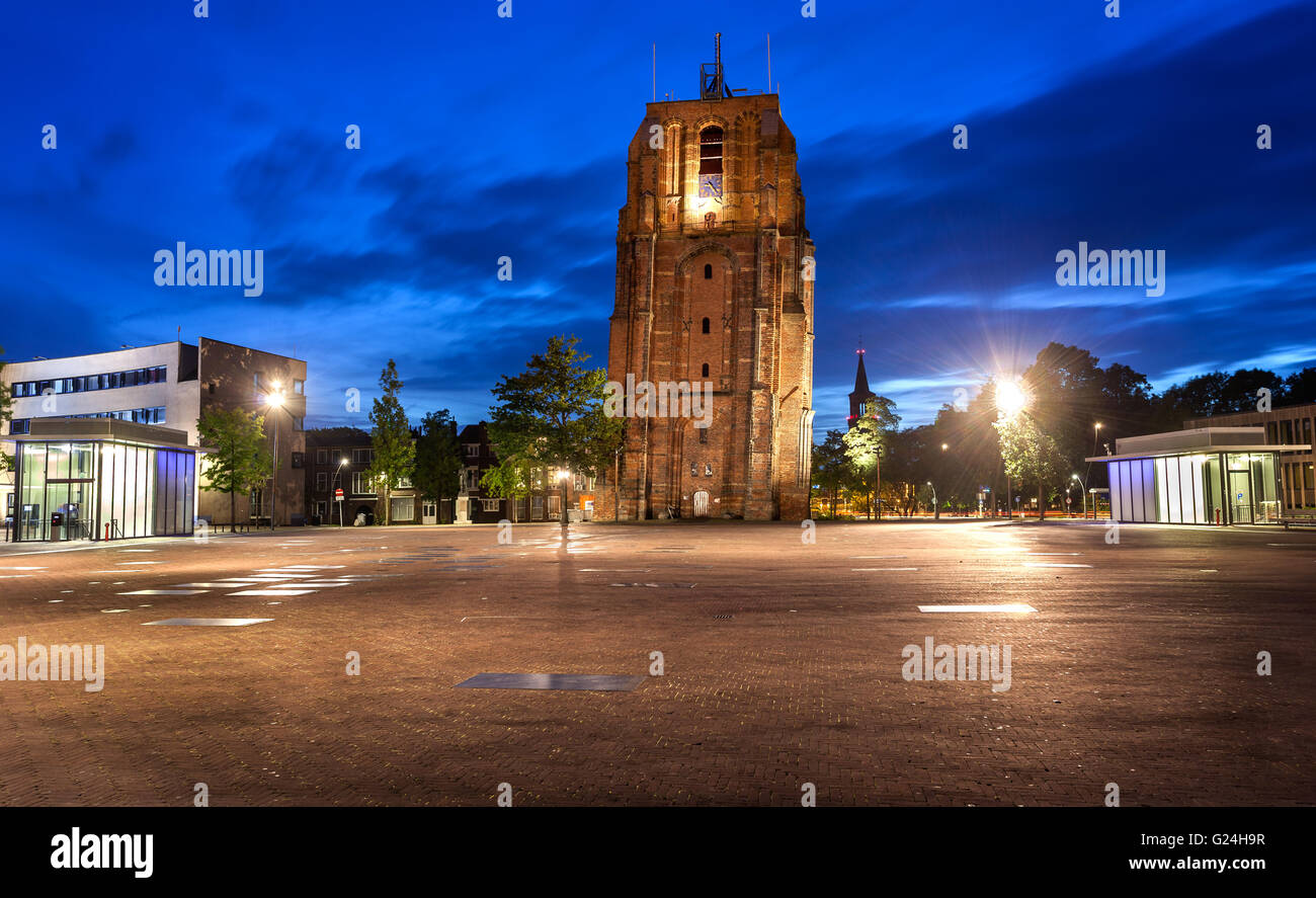 Oldehove è un incompiuta Chiesa torre nel centro medievale della città olandese di Leeuwarden, in Olanda. Foto Stock