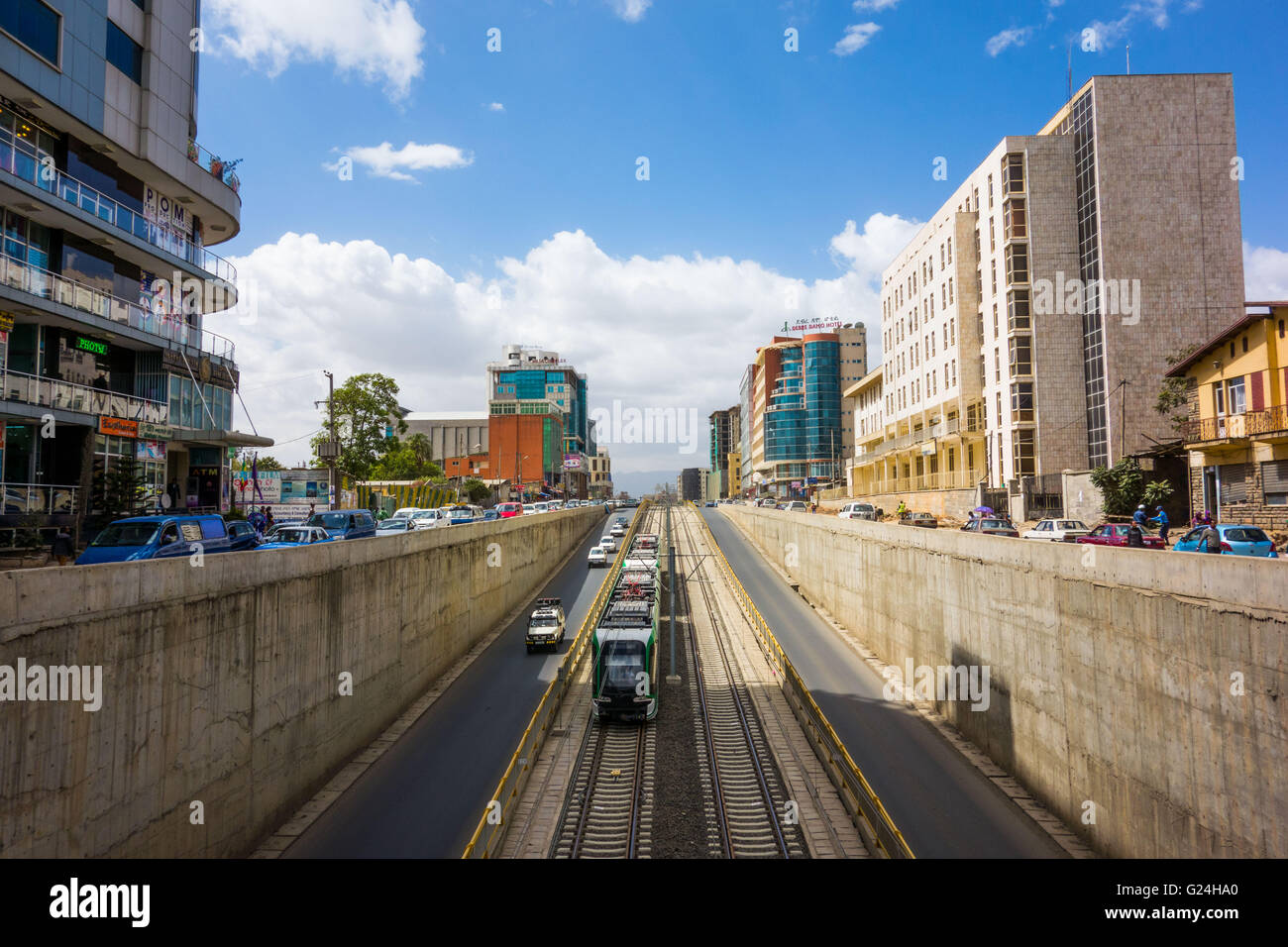 Uno di Addis Abeba di luce nuova ferrovia Treni trundles attraverso la città Foto Stock