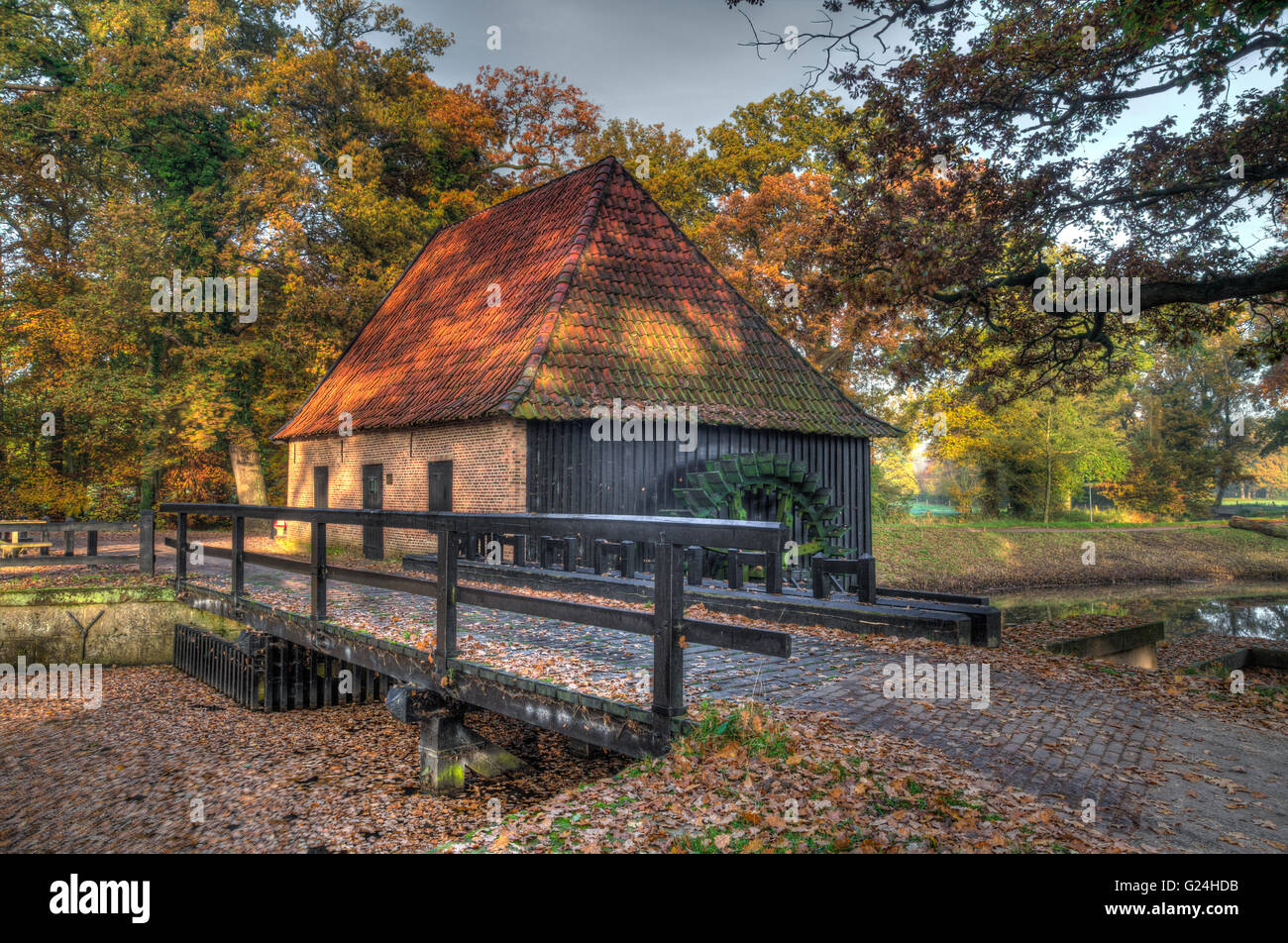 Stile olandese antico mulino ad acqua nel vintage colori HDR Foto Stock
