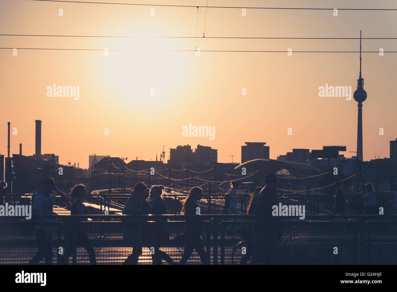 Persone, lo skyline di Berlino e la torre della TV al tramonto Foto Stock