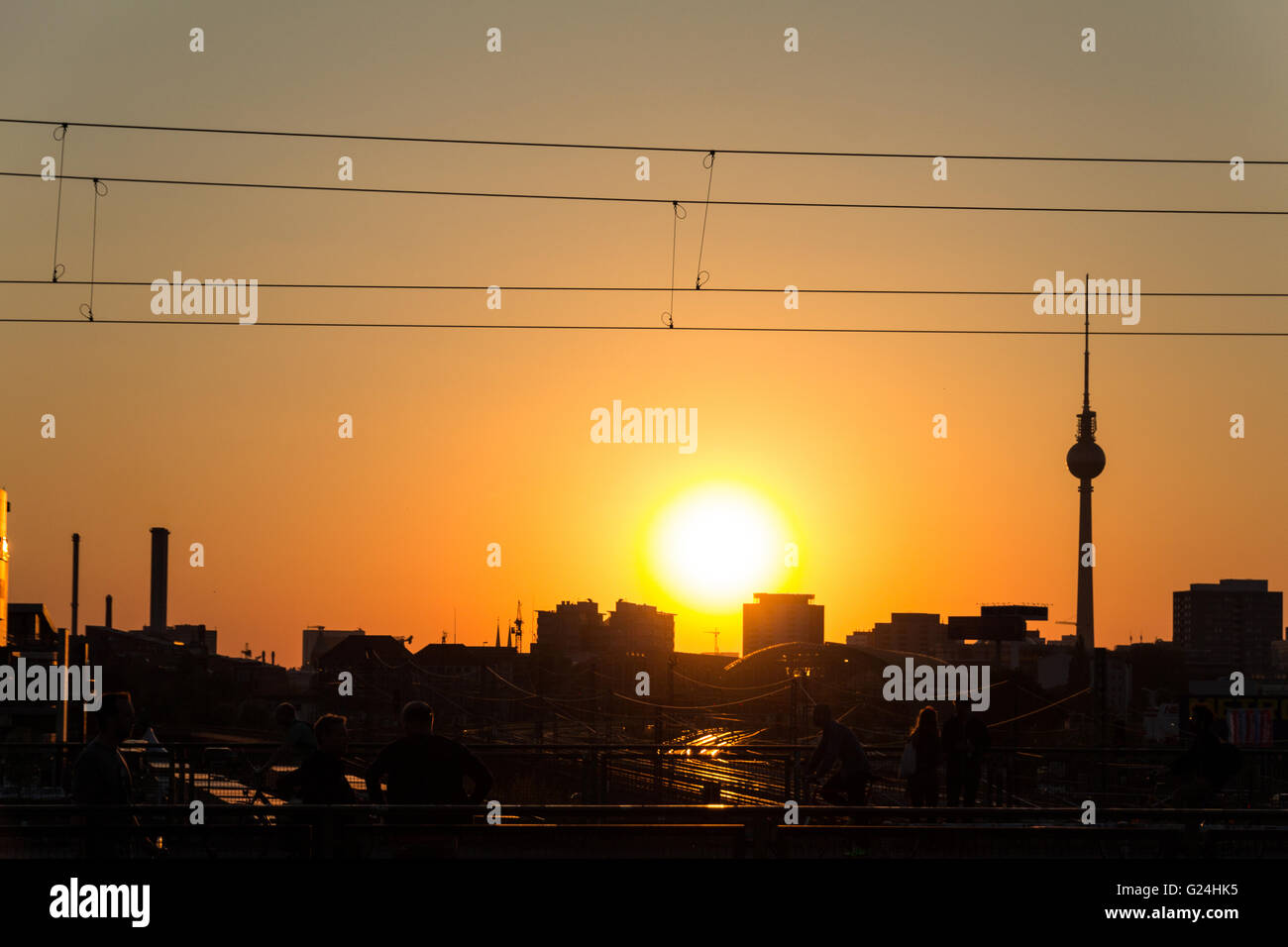 Persone, lo skyline di Berlino e la torre della TV al tramonto Foto Stock