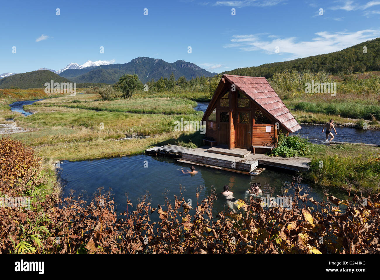 La Kamchatka, Russia: hot springs, piscine termali con acqua minerale curativa, strutture per il nuoto all'aperto ai turisti. Foto Stock
