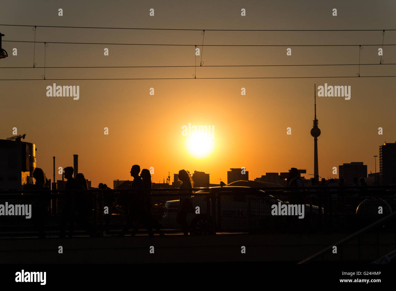 I popoli silhouette al tramonto a Berlino - La torre della TV Foto Stock