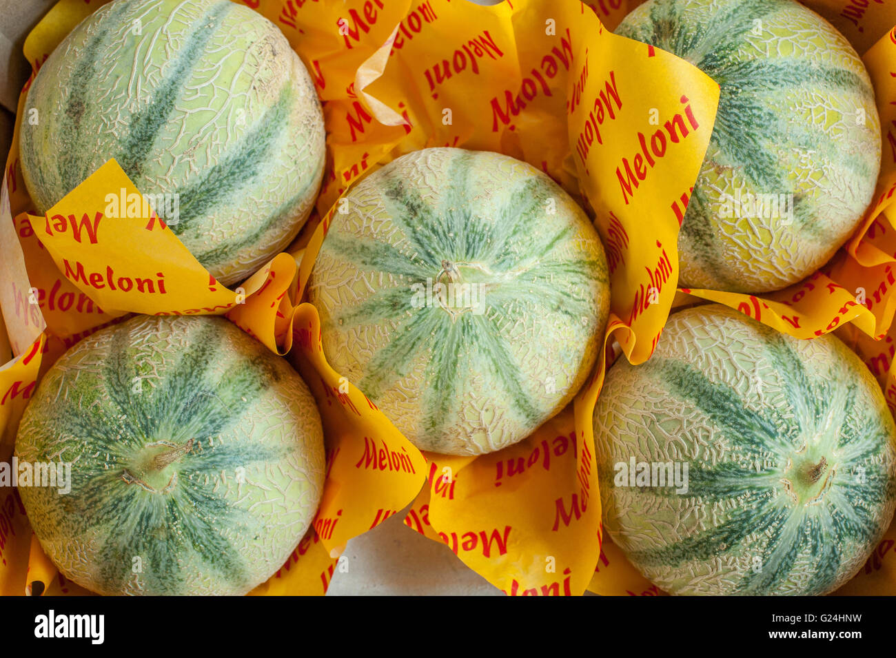 Fresco verde estate meloni su un mercato in stallo vista dalla cima close up Foto Stock