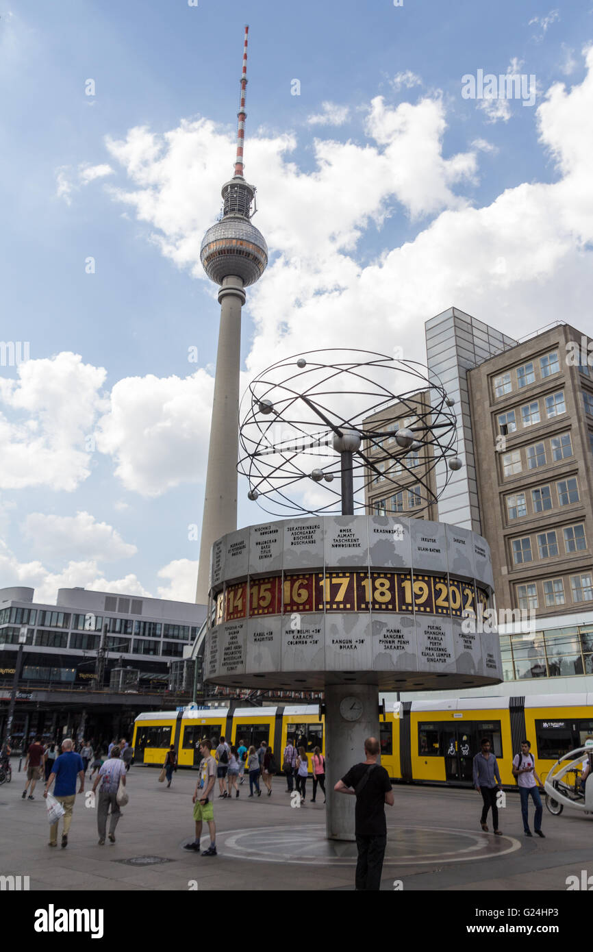 L'orologio mondiale e la torre della televisione (Fernsehturm) ad Alexanderplatz di Berlino, Germania. Foto Stock