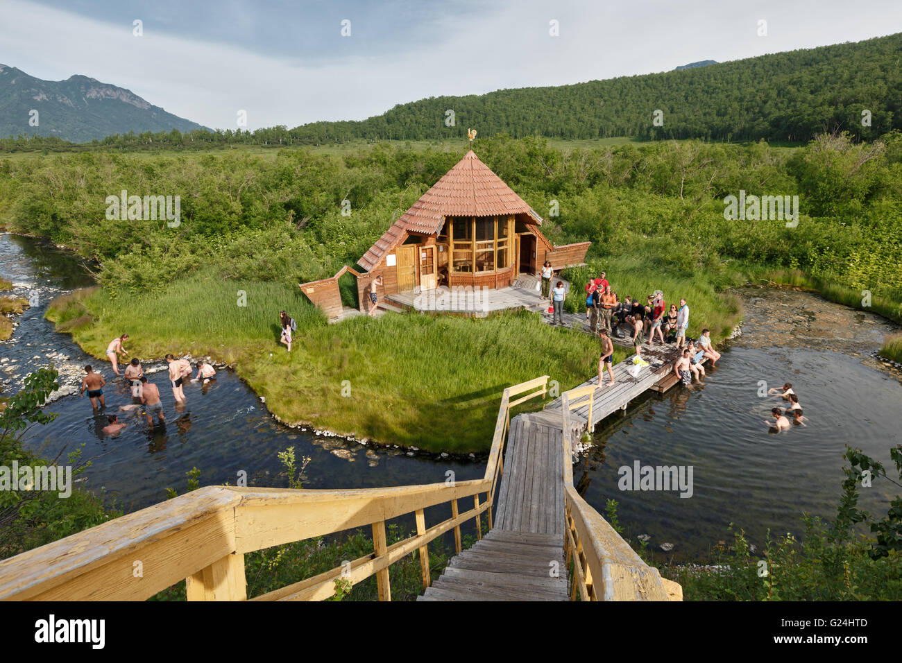Russia, Kamchatka: sorgenti calde in natura Nalychevo Park, turisti nuotare nella piscina naturale di piscine termali. Foto Stock