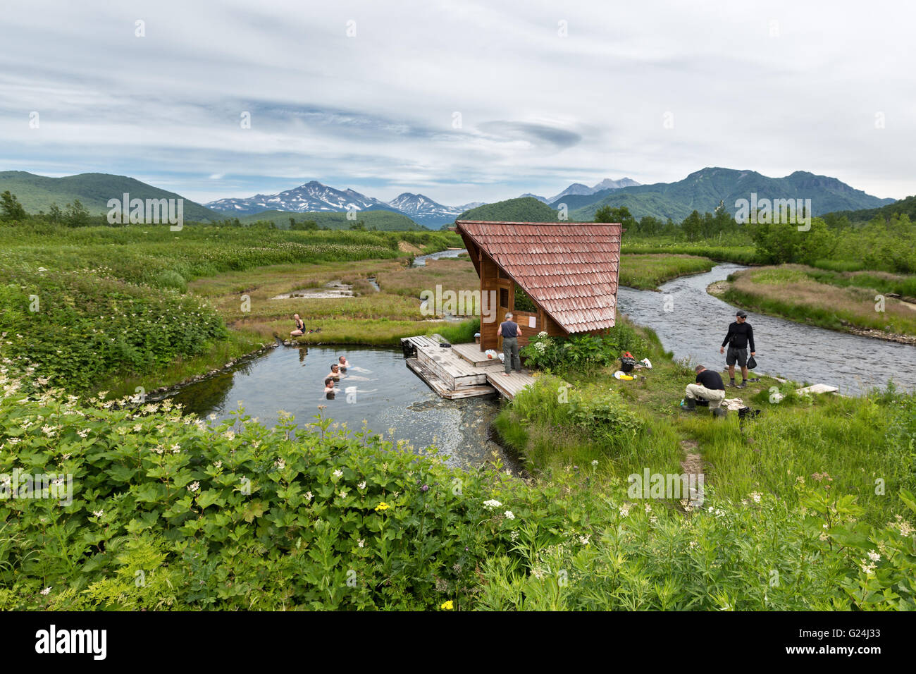Penisola di Kamchatka: sorgenti calde in natura Nalychevo Park, turisti nuotare nella piscina naturale piscine termali. Estremo Oriente russo. Foto Stock