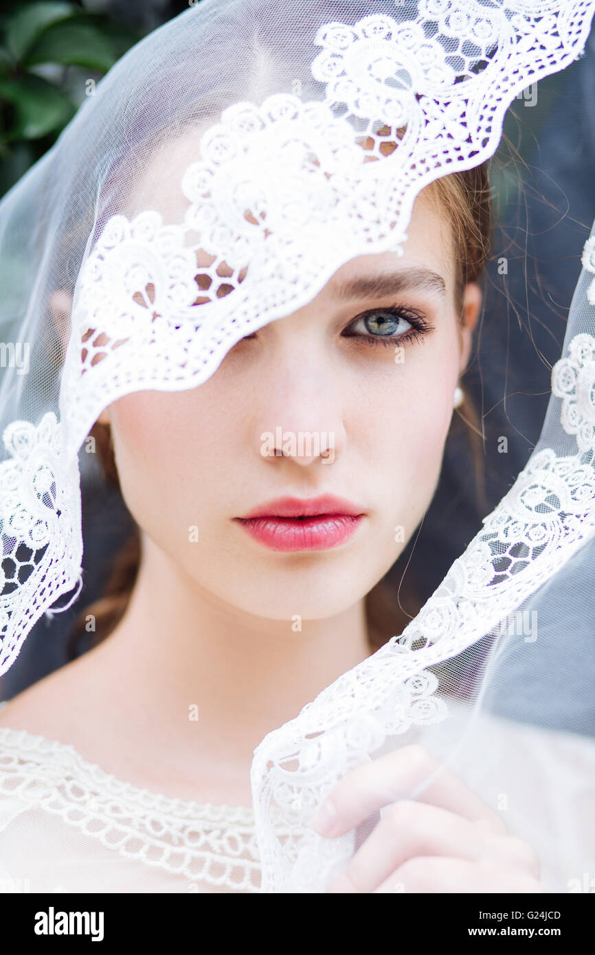 Ritratto di una giovane e bella sposa in un velo Foto Stock