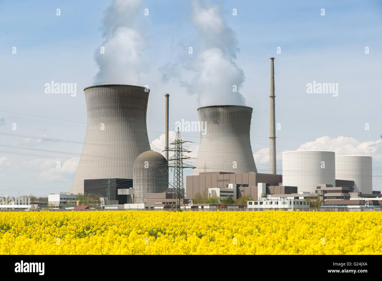 Centrale nucleare con campo giallo e Big Blue Clouds. Foto Stock