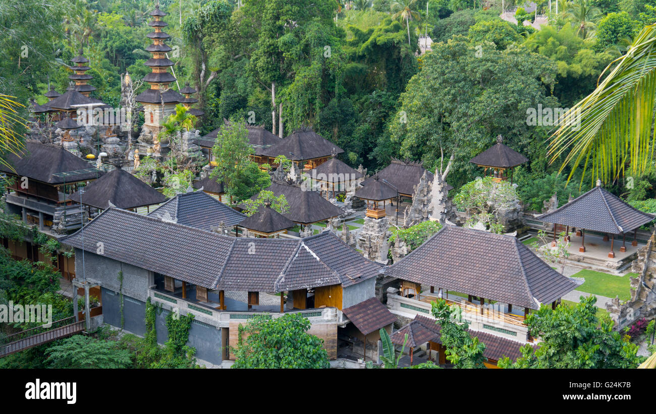 Vista da sopra su un tempio complesso in Ubud, Bali. Foto Stock
