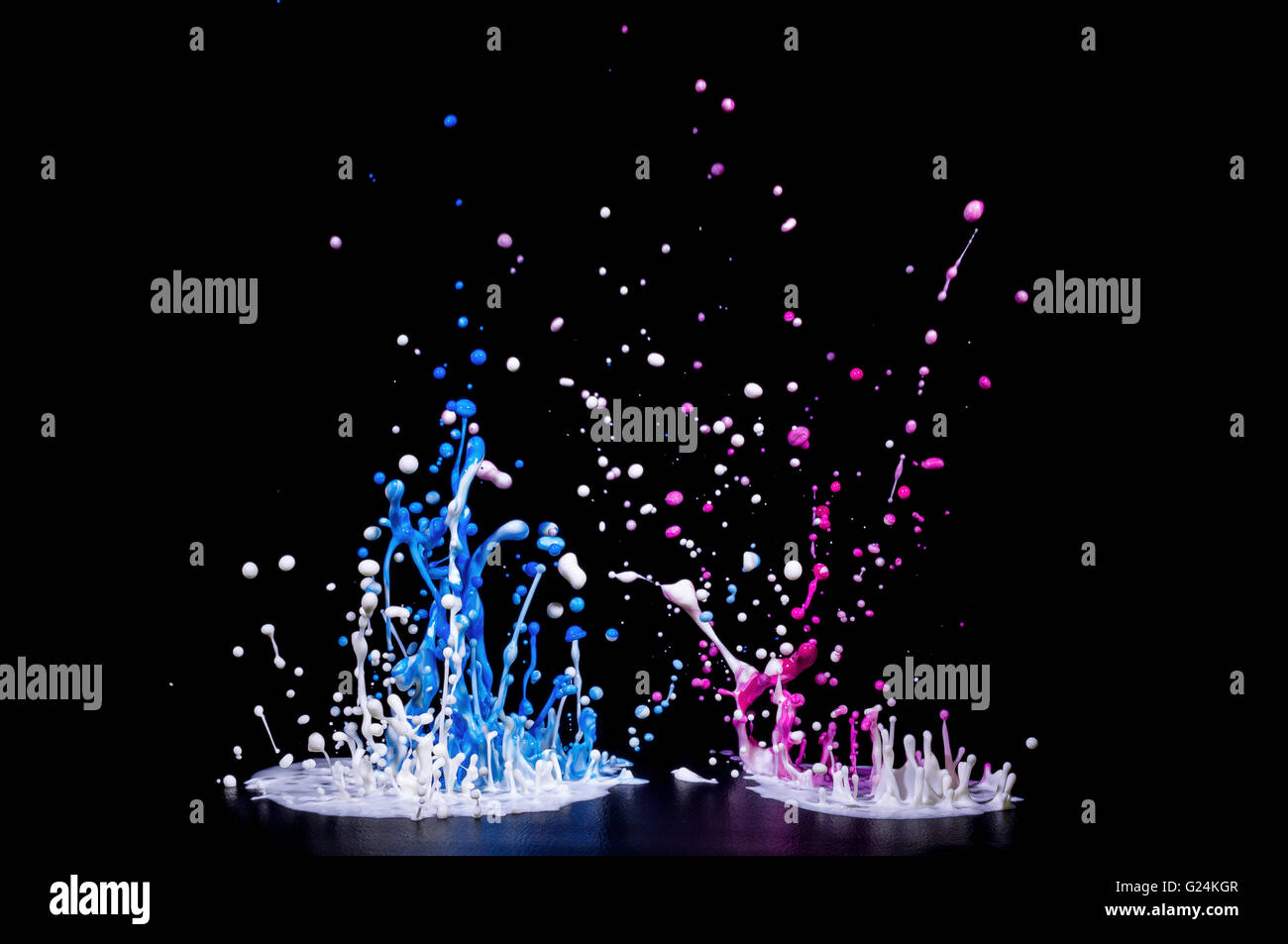 Si tratta di una vernice colorata splash su un altoparlante audio isolate su uno sfondo nero. Foto Stock