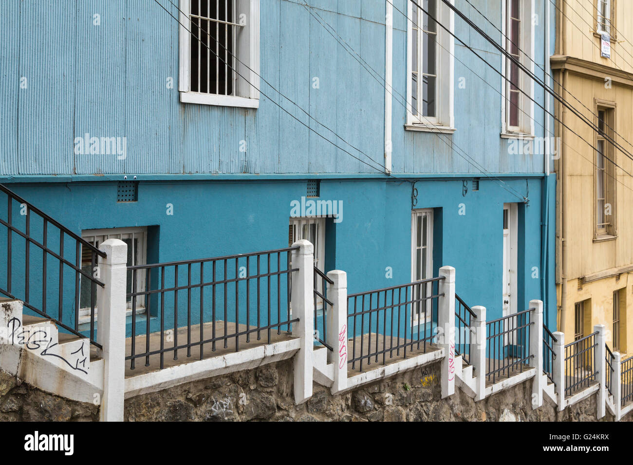 Color pastello negozi ed edifici in Valparaiso, Cile, America del Sud. Foto Stock