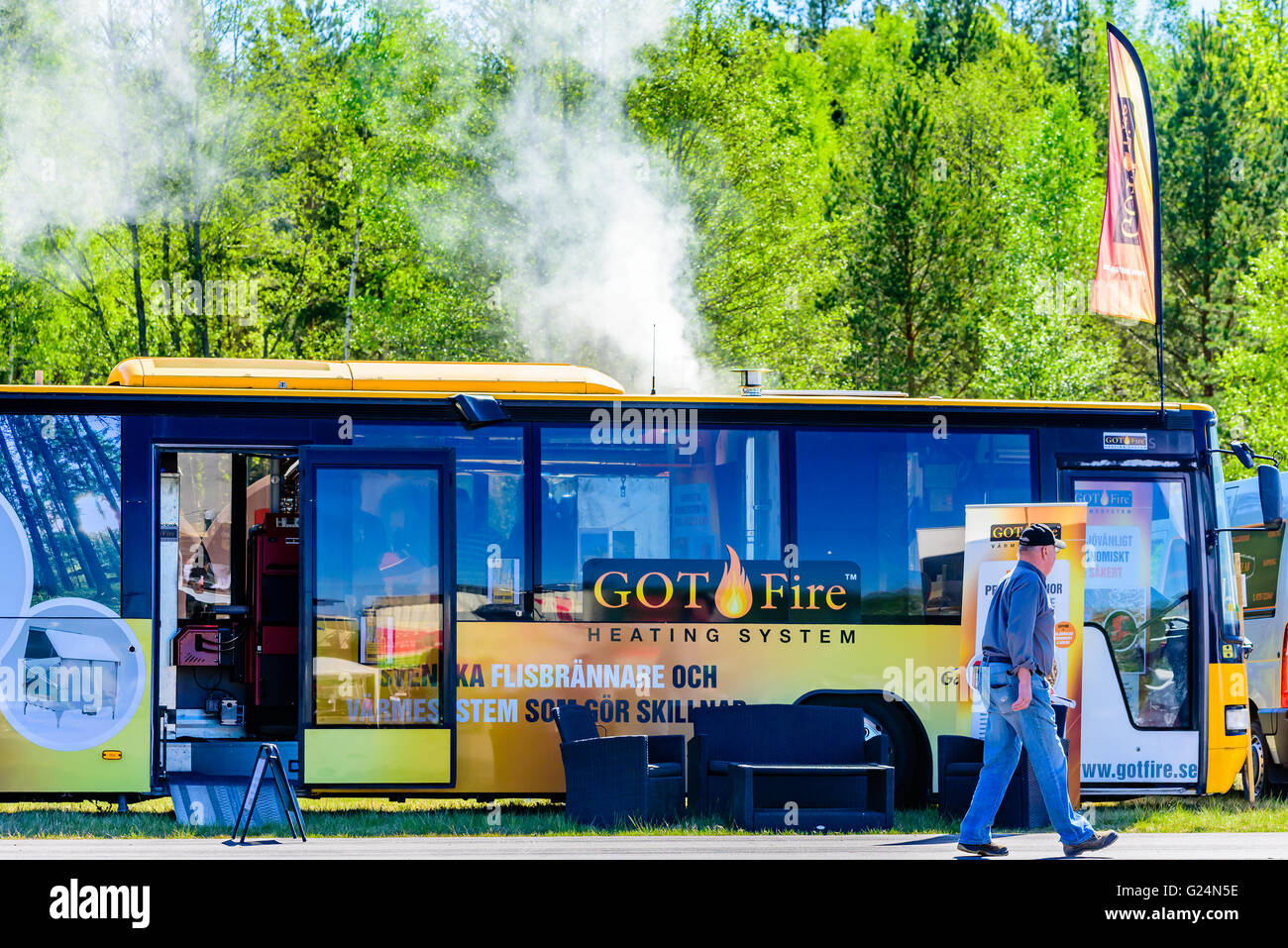 Emmaboda, Svezia - 13 Maggio 2016: la foresta e il trattore (Skog och traktor) fiera. GOTfire di trucioli di legno sistema di riscaldamento bus esposizioni wit Foto Stock