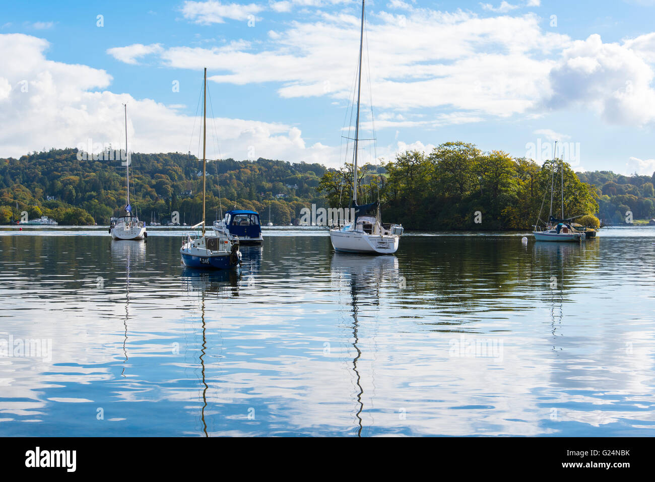Ormeggiate barche on Windermere nel Lake District Cumbria. L'isola è Crow Holme. Foto Stock
