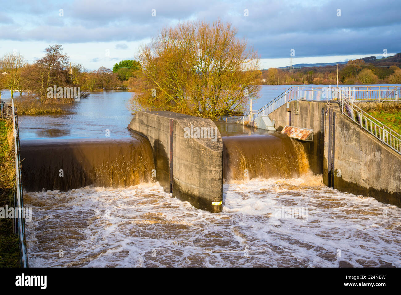 Le misure di difesa contro le inondazioni in azione sul fiume Wyre a Garstang Lancashire Inghilterra Foto Stock