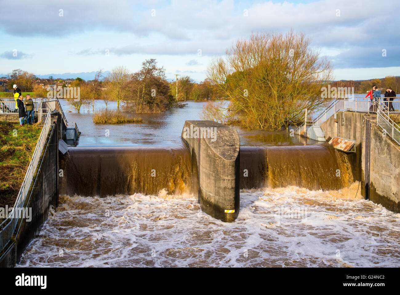 Le misure di difesa contro le inondazioni in azione sul fiume Wyre a Garstang Lancashire Inghilterra Foto Stock