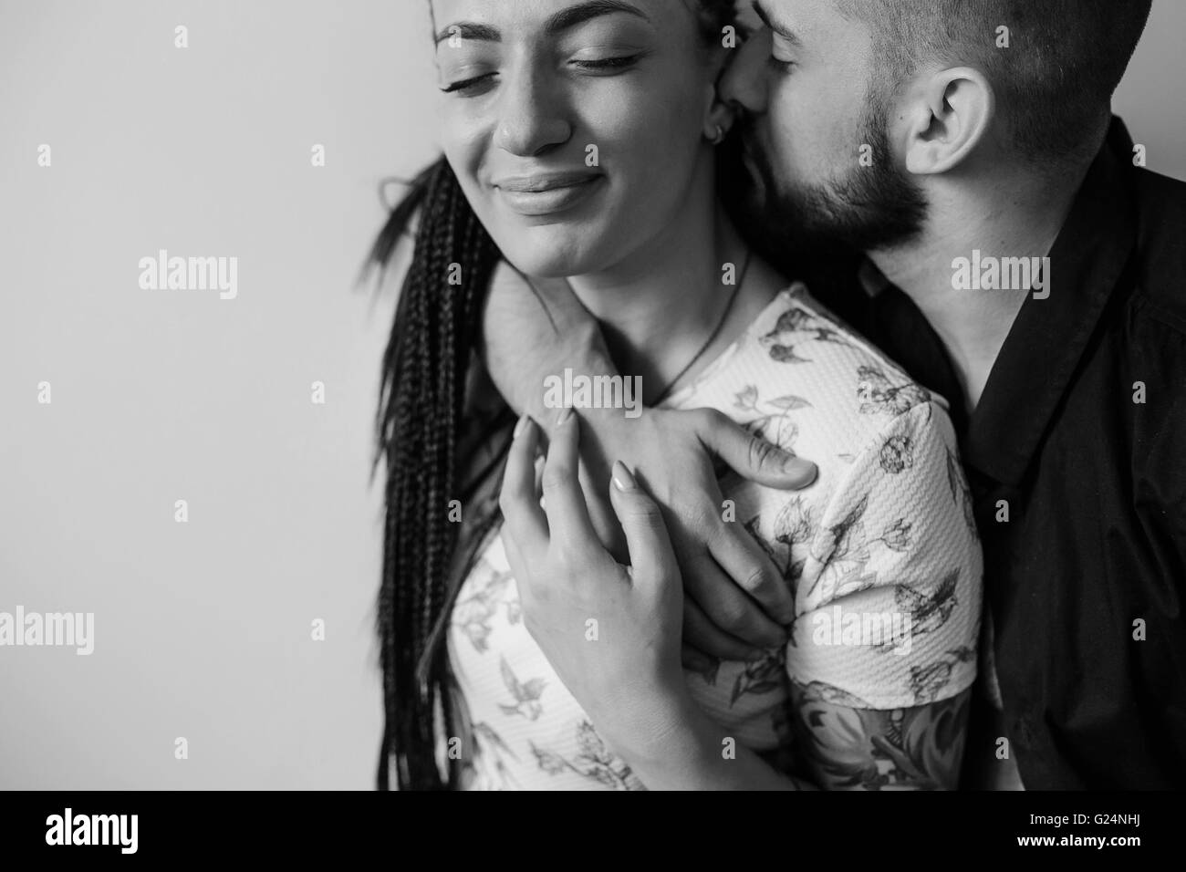 Un uomo e una donna su una parete bianca Foto Stock