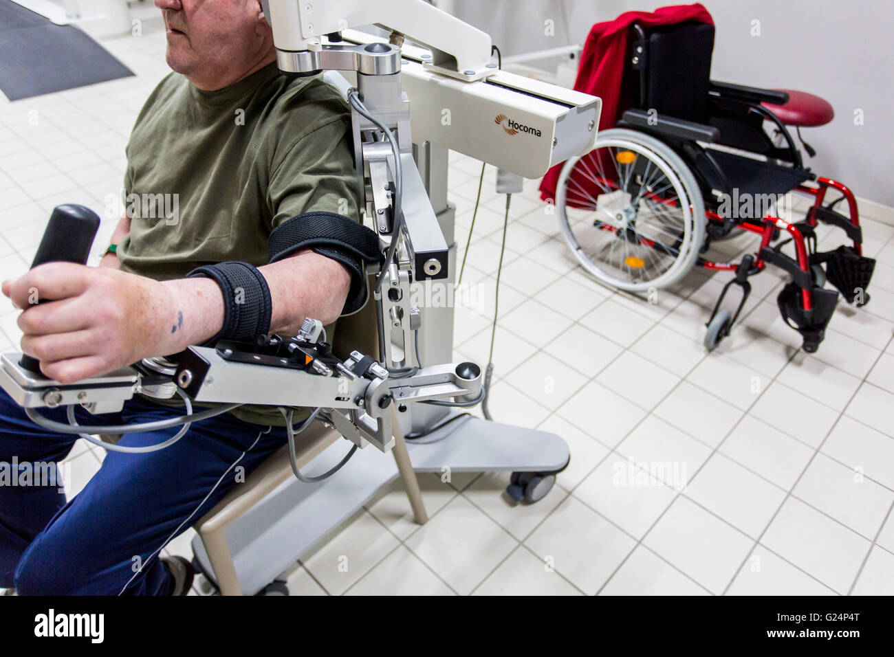 Assistenza robotica per la presa di esoscheletro Armeo Molla braccio robotico, Clinique Saint-Roch, Cambrai, Francia. Foto Stock