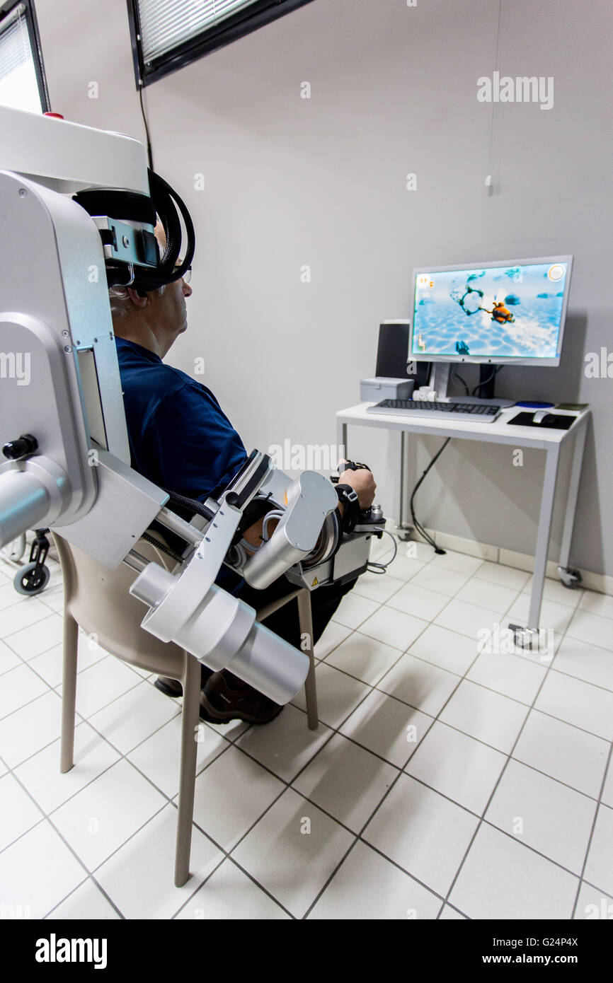 Assistenza robotica per la presa di esoscheletro Armeo Alimentazione braccio robotico, Clinique Saint-Roch, Cambrai, Francia. Foto Stock