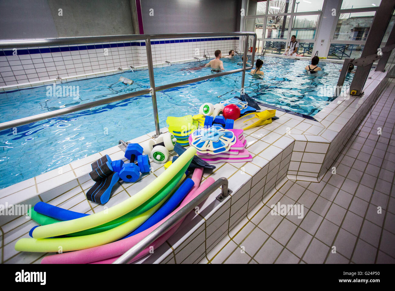 Sessione di riabilitazione in un ambiente acquatico, Clinique Saint-Roch, Cambrai, Francia. Foto Stock