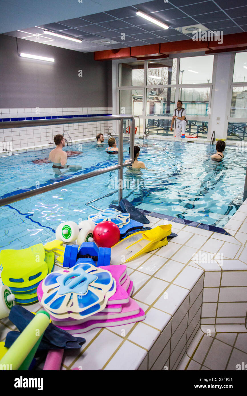 Sessione di riabilitazione in un ambiente acquatico, Clinique Saint-Roch, Cambrai, Francia. Foto Stock