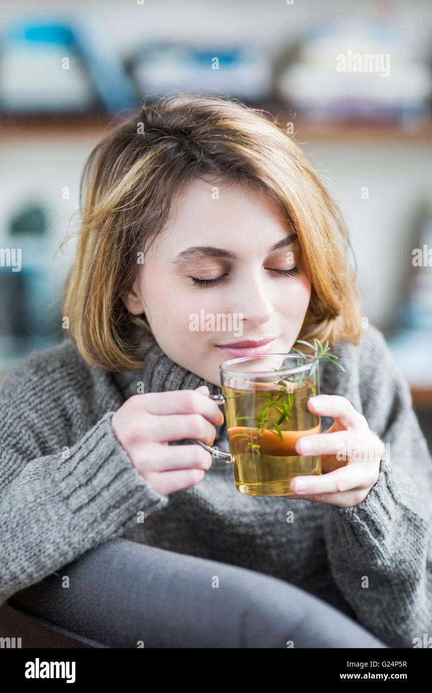 Donna bere il tè di rosmarino. Foto Stock