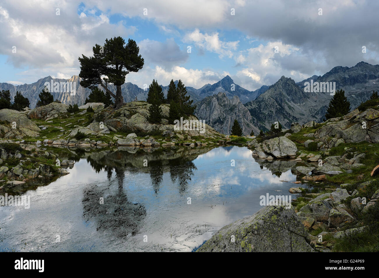 Nuvoloso nel pomeriggio Amitges tarns alpino con Encantats e Peguera picchi, Aigüestortes i Estany de Sant Maurici National Park Foto Stock