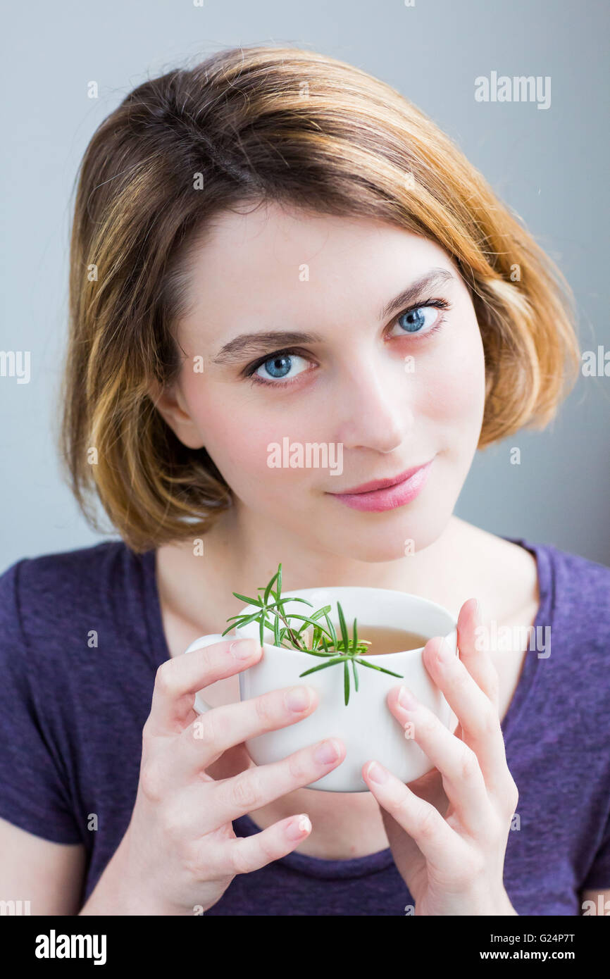 Donna bere il tè di rosmarino. Foto Stock