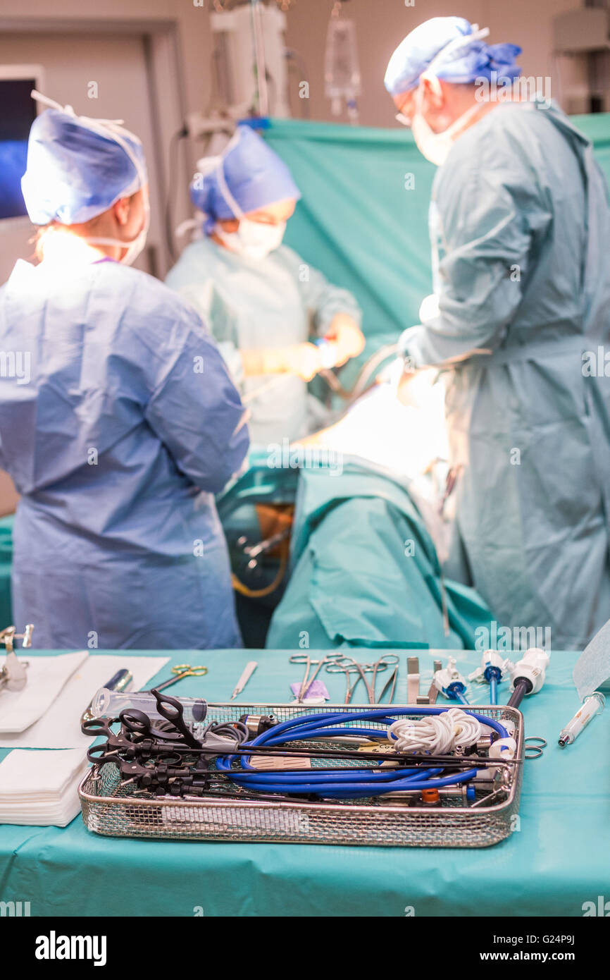 Chirurgico di laparoscopia e isteroscopia esplorazione qui, il trattamento di endometriosi, ospedale di Limoges, Francia. Foto Stock