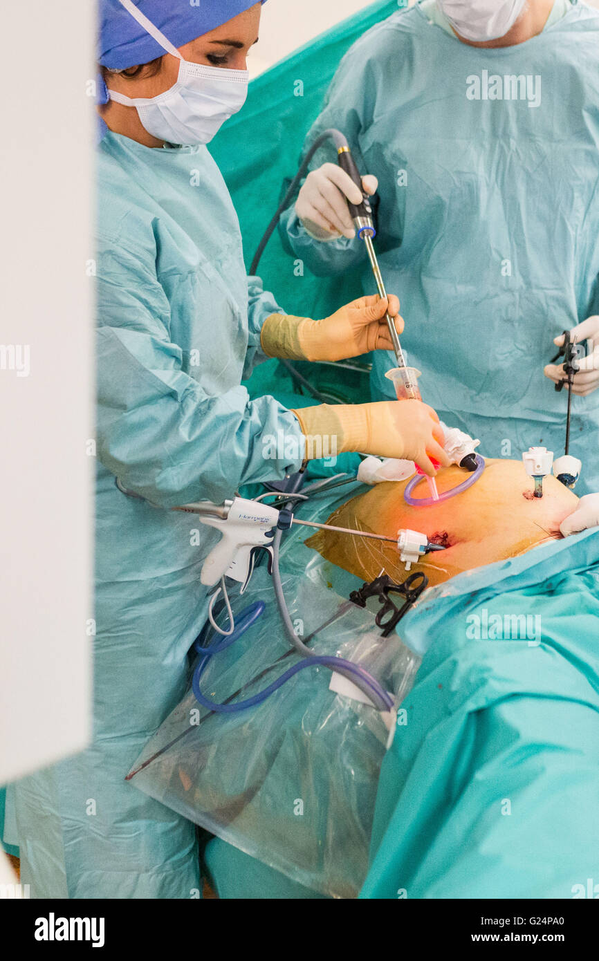 Chirurgico di laparoscopia e isteroscopia esplorazione qui, il trattamento di endometriosi, ospedale di Limoges, Francia. Foto Stock