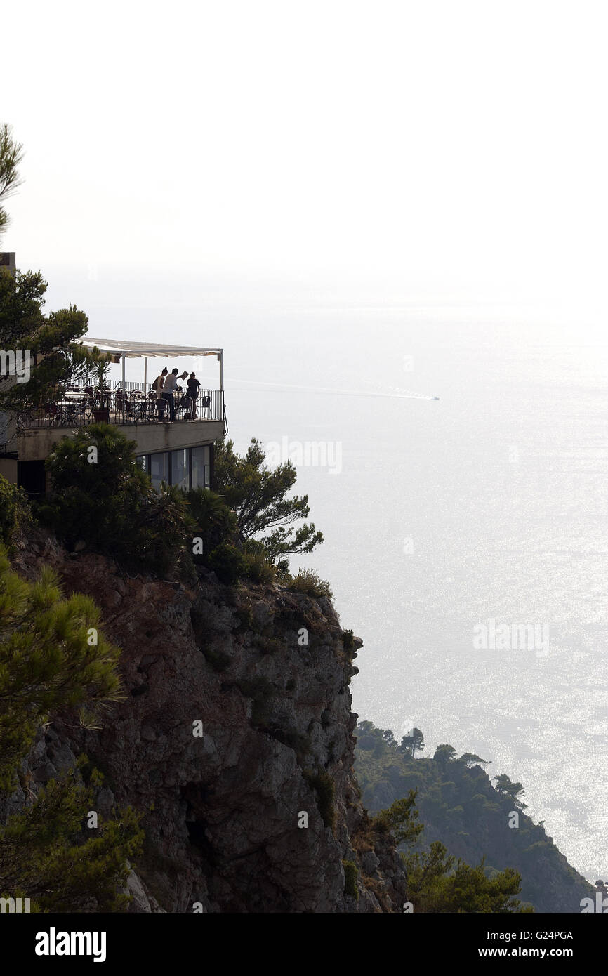 Una bella immagine di un bar/ristorante su una scogliera a distanza, Palma de Mallorca, Spagna, Mare, turismo, vacanze, summ Foto Stock