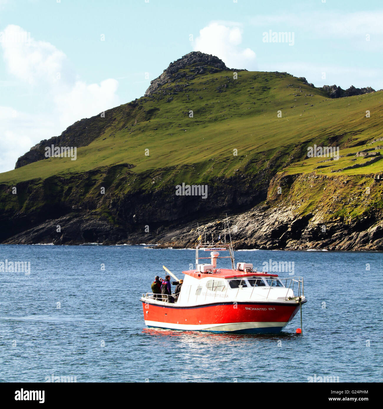 Barca ormeggiata presso Hirta Bay a St Kilda arcipelago delle Ebridi Esterne, Scotland, Regno Unito Foto Stock
