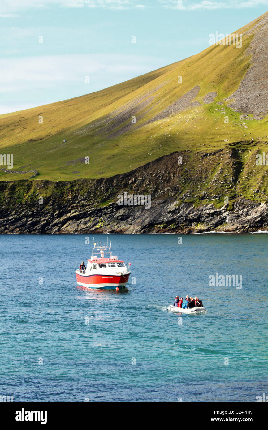 Barca ormeggiata presso Hirta Bay a St Kilda arcipelago delle Ebridi Esterne, Scotland, Regno Unito Foto Stock