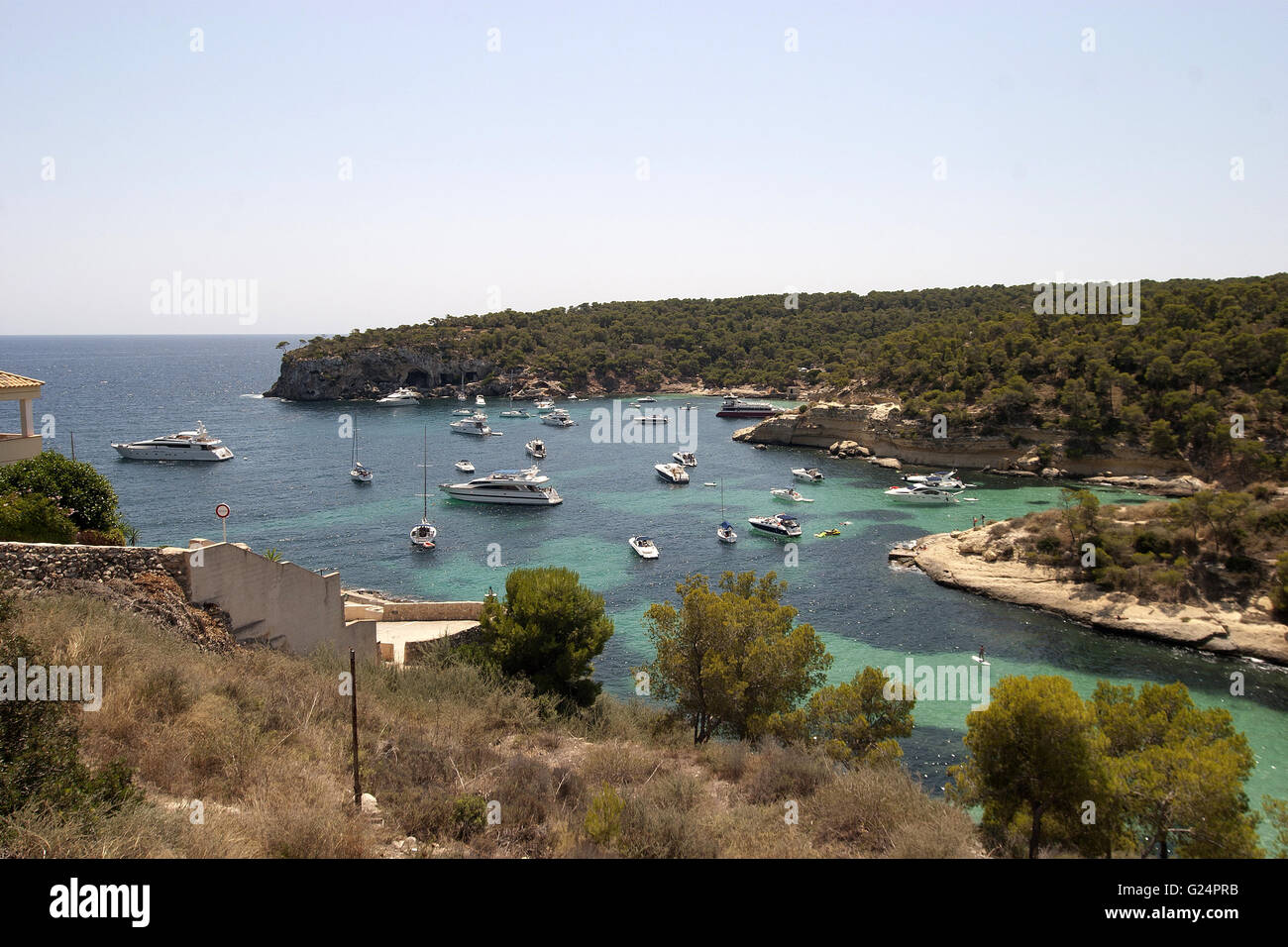Una bella foto di una baia con barche in Palma de Mallorca, Spagna, Mare, turismo, vacanze, barche, acqua cristallina, il paradiso Foto Stock