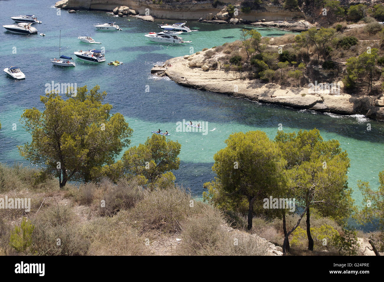Una bella foto di una baia da una distanza con yachts in Palma de Mallorca, Spagna, Mare, turismo, vacanze, barche, crystal Foto Stock