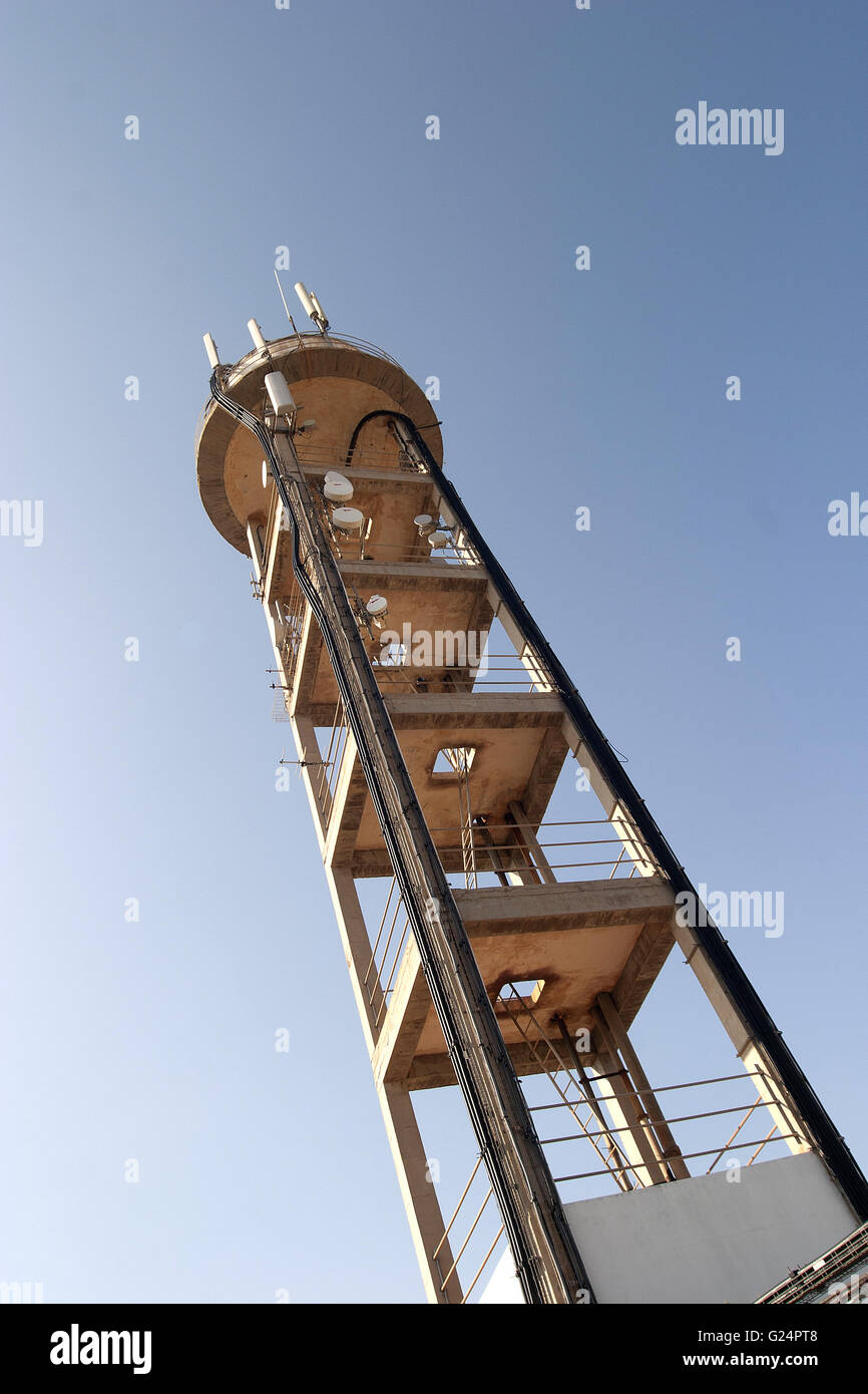 Una bella foto di una torre contro un cielo blu chiaro in Palma de Mallorca, il colpo da sotto Foto Stock
