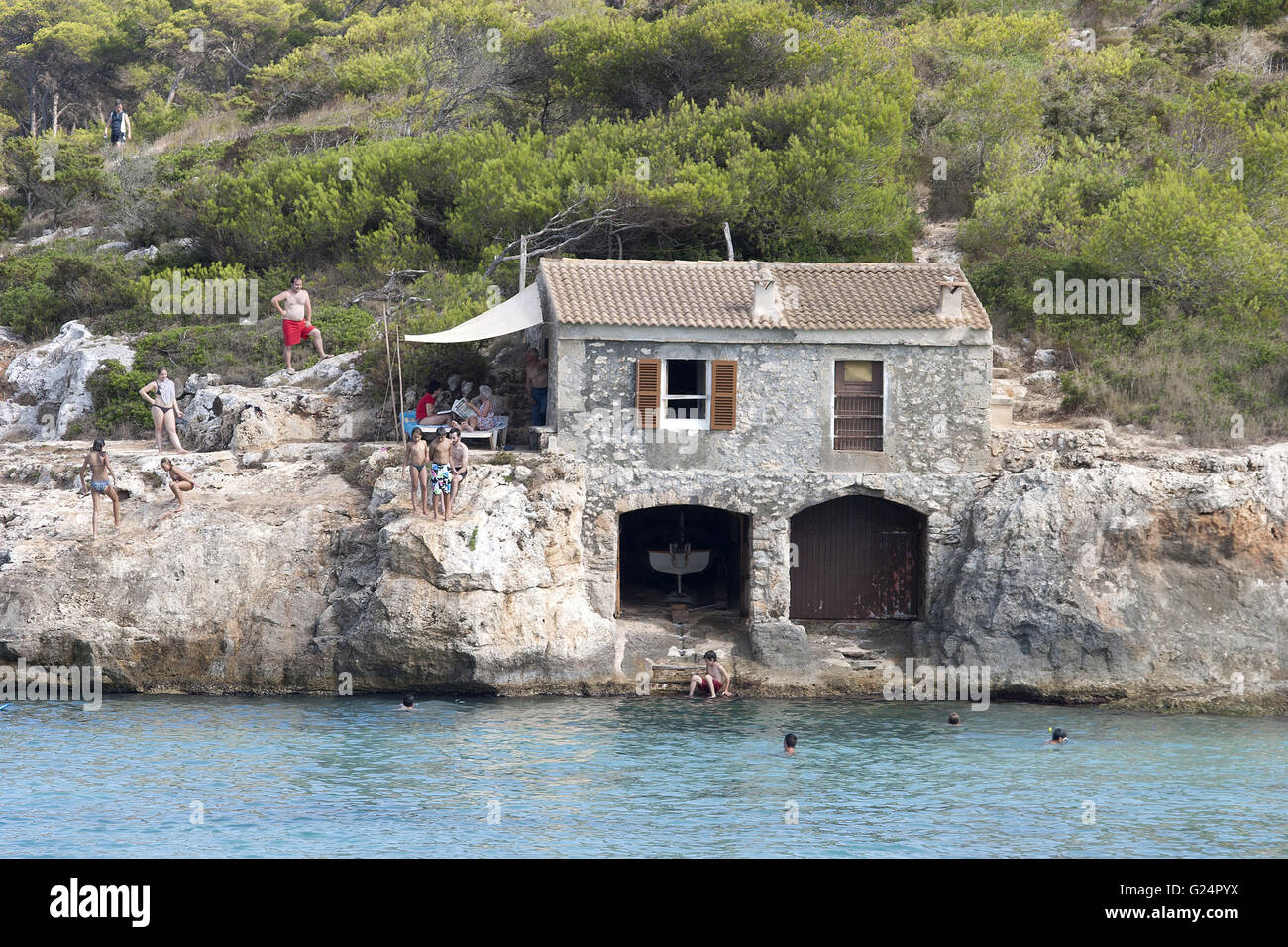 Una bella boathouse costruita nella roccia, Palma de Mallorca, Palma di Maiorca, estate, turismo, relax, vacanze, spiaggia, mare Foto Stock