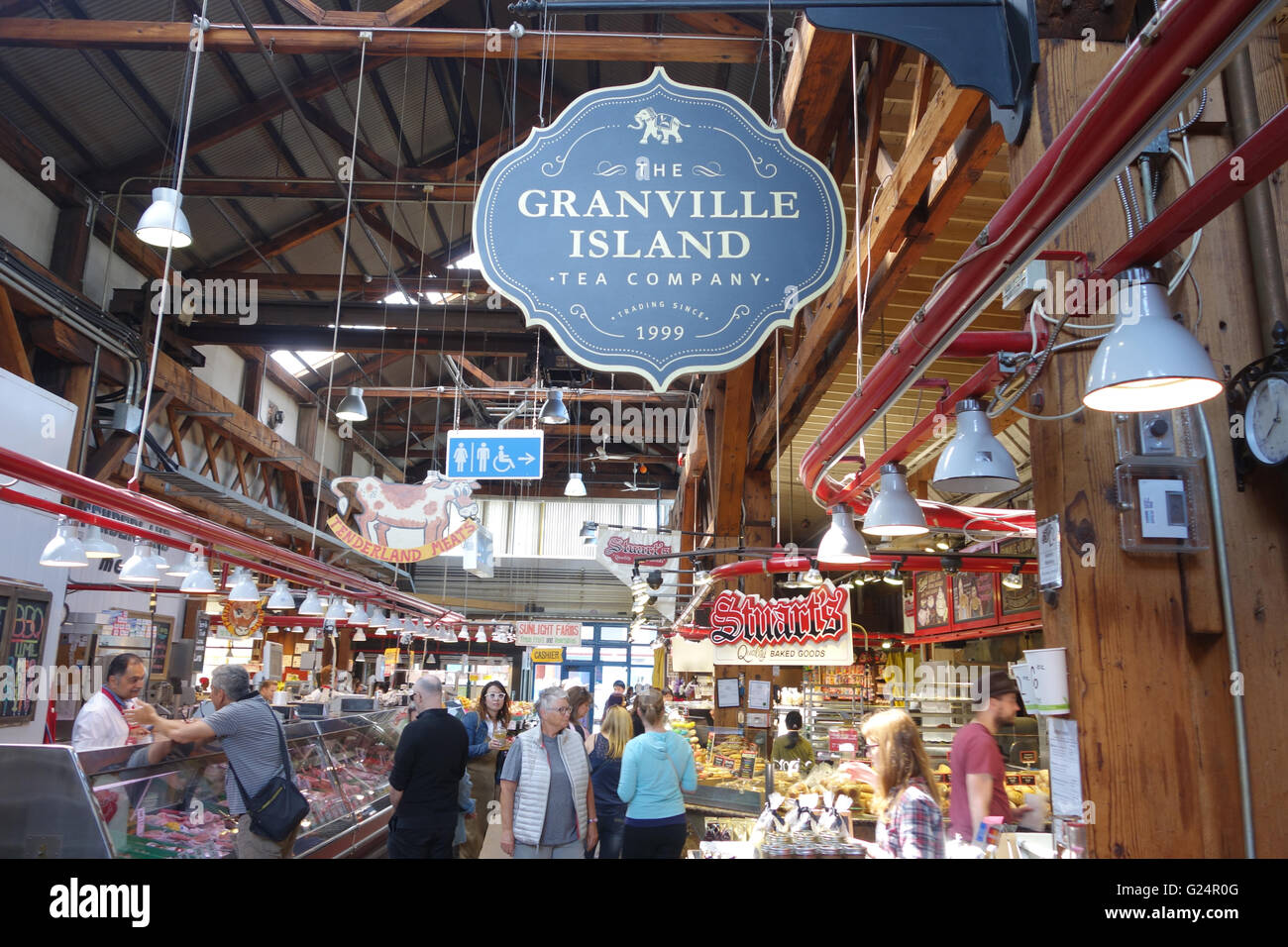 Le persone all'interno di Granville Island market Foto Stock