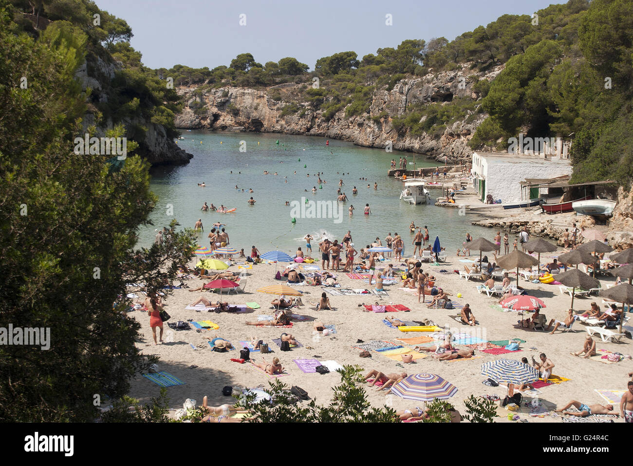 Una splendida vista della spiaggia/lungomare di Palma de Mallorca con vegetazione e boathouses, spiaggia di Palma di Maiorca, cove Foto Stock