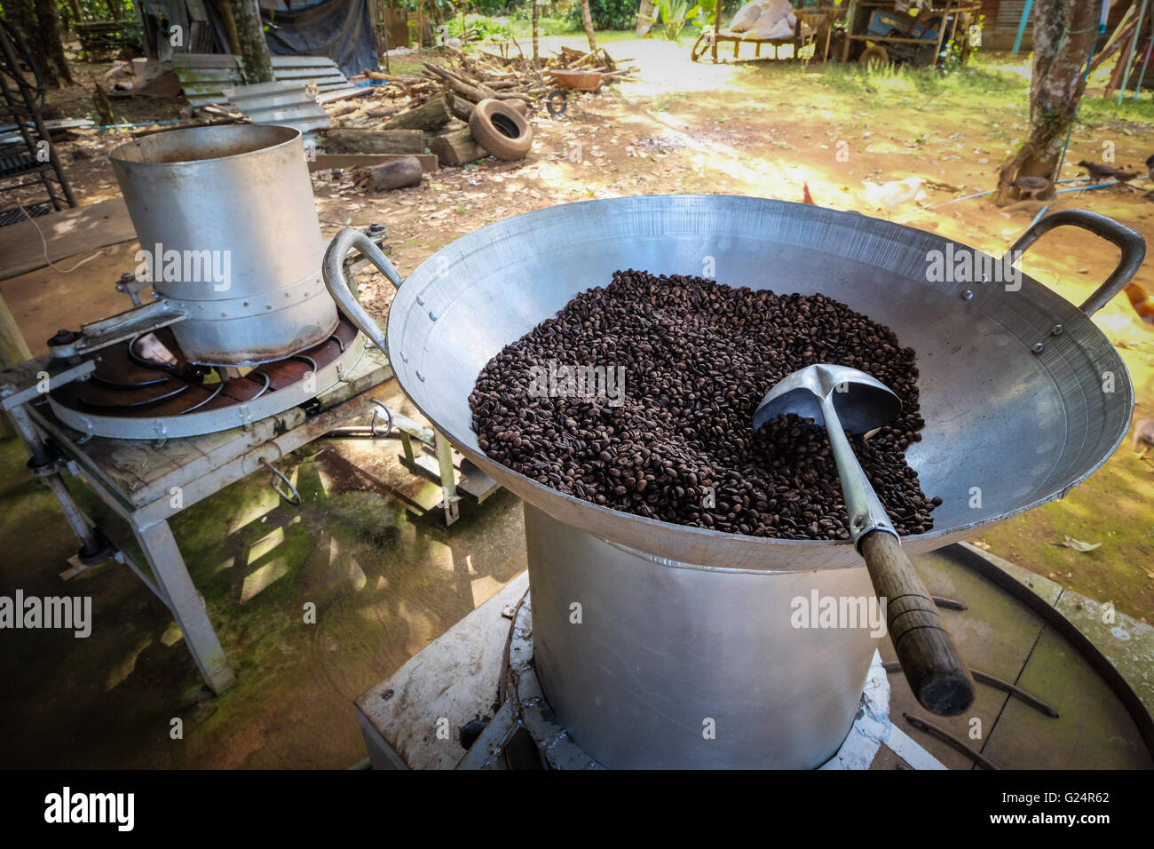 Caffè tradizionali apparecchiature di tostatura in Bolaven Plateau regione caffè del Laos Foto Stock