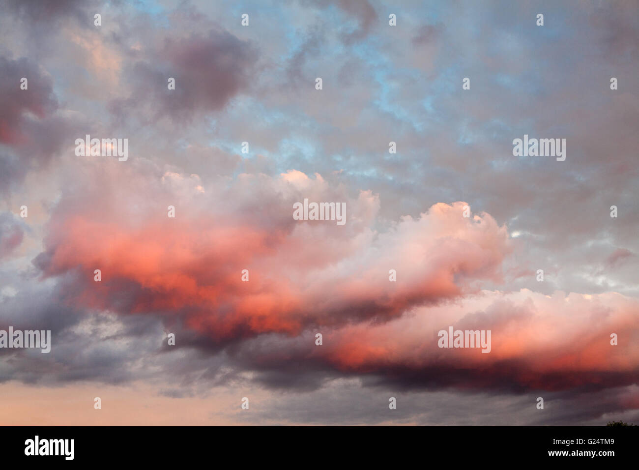 Nuvole drammatico con colori forti al tramonto. Foto Stock